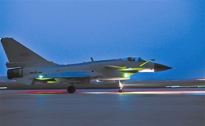 殲十“藍(lán)軍”飛行員駕機(jī)升空夜戰(zhàn)。本報特約通訊員 黃子岳攝