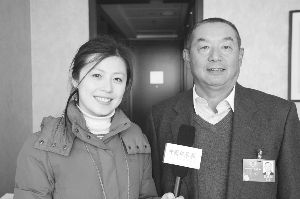 原國航董事長孔棟(右)