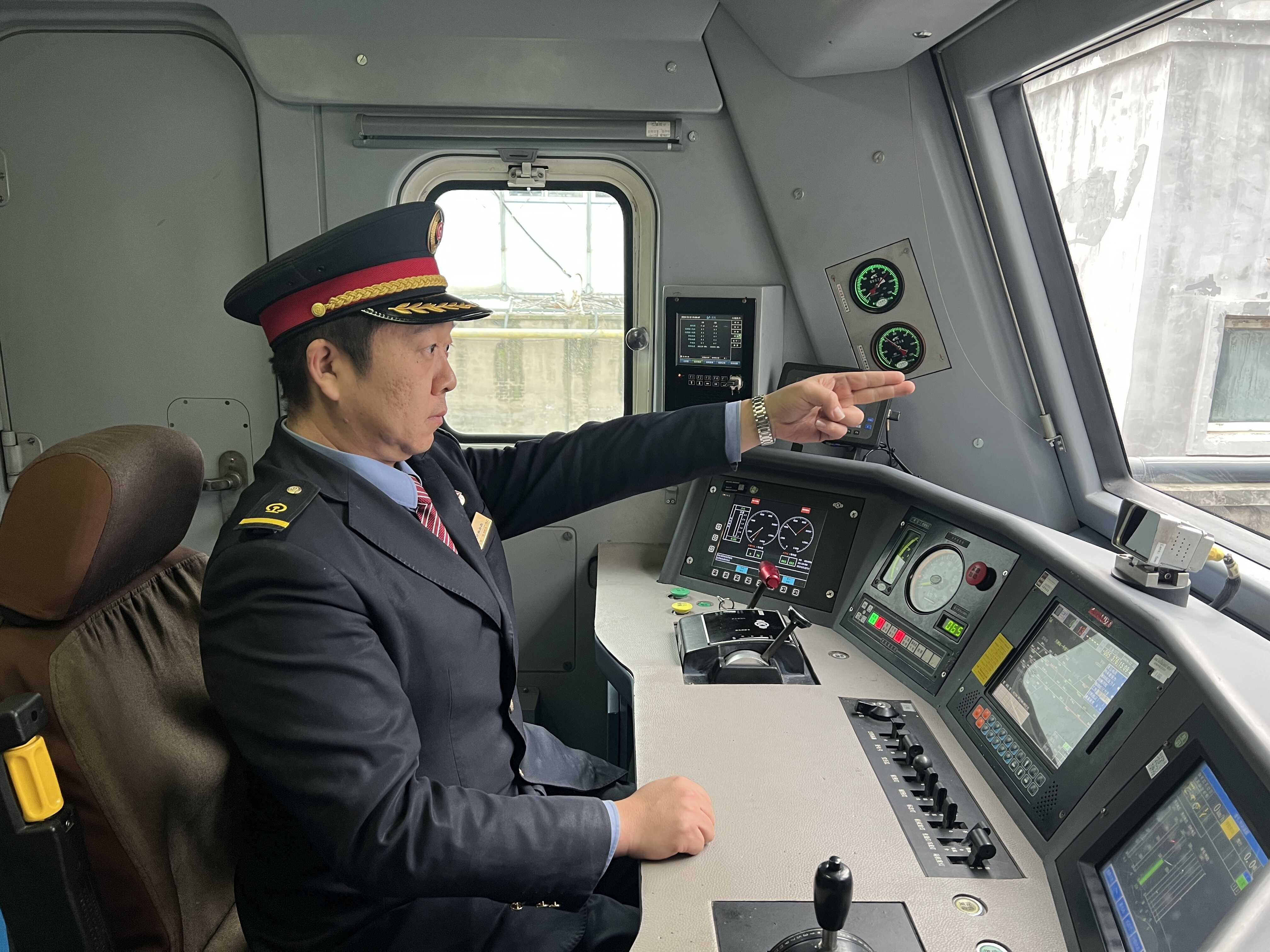 2. 讓“津旅時(shí)光”成為百姓“幸福時(shí)光”——清明堅(jiān)守鐵道線 旅客安心踏歸途.jpg