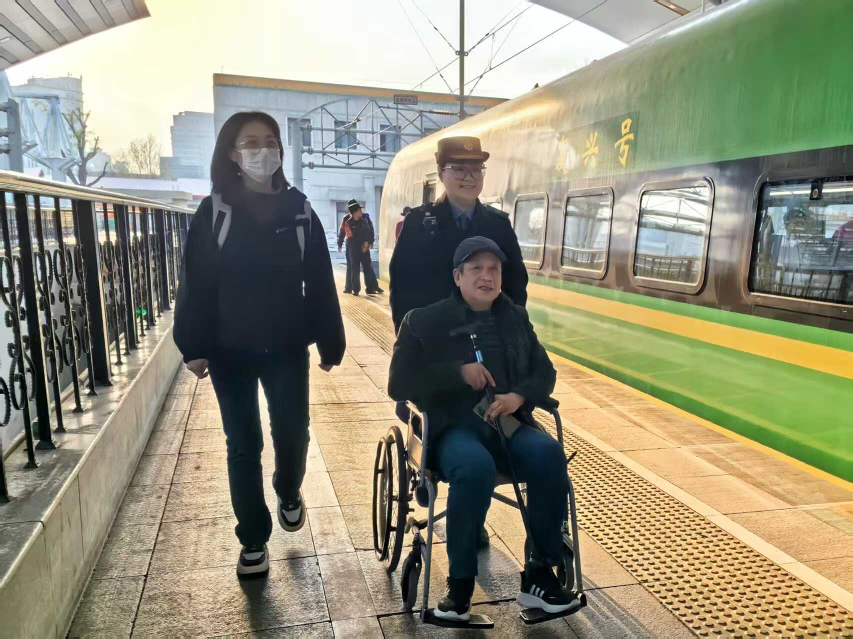 1.1 崔圣陽:守護41趟往返的“鐵路藍”.jpg